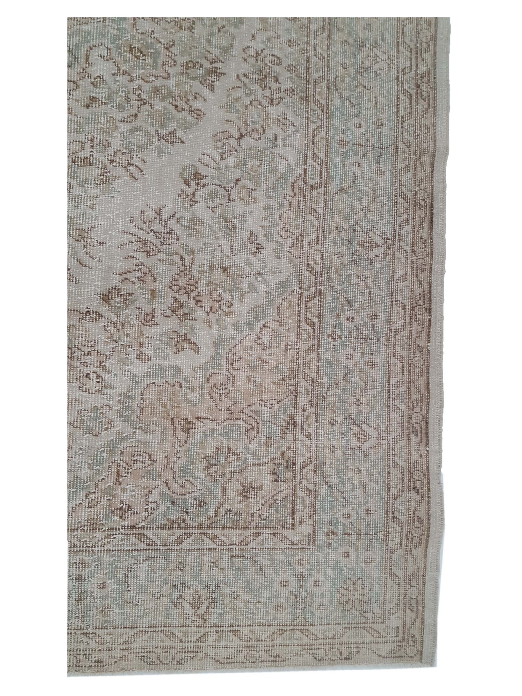 Vintage Hand Knotted Ivory 6x10 - Image 4 of 6